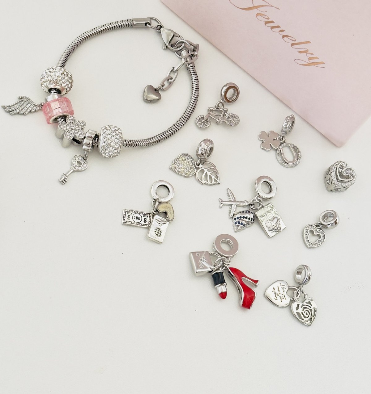 Charms disponibles en plateado: bici, trébol, hoja, corazones, avión, pasaporte, labial, tacón y más