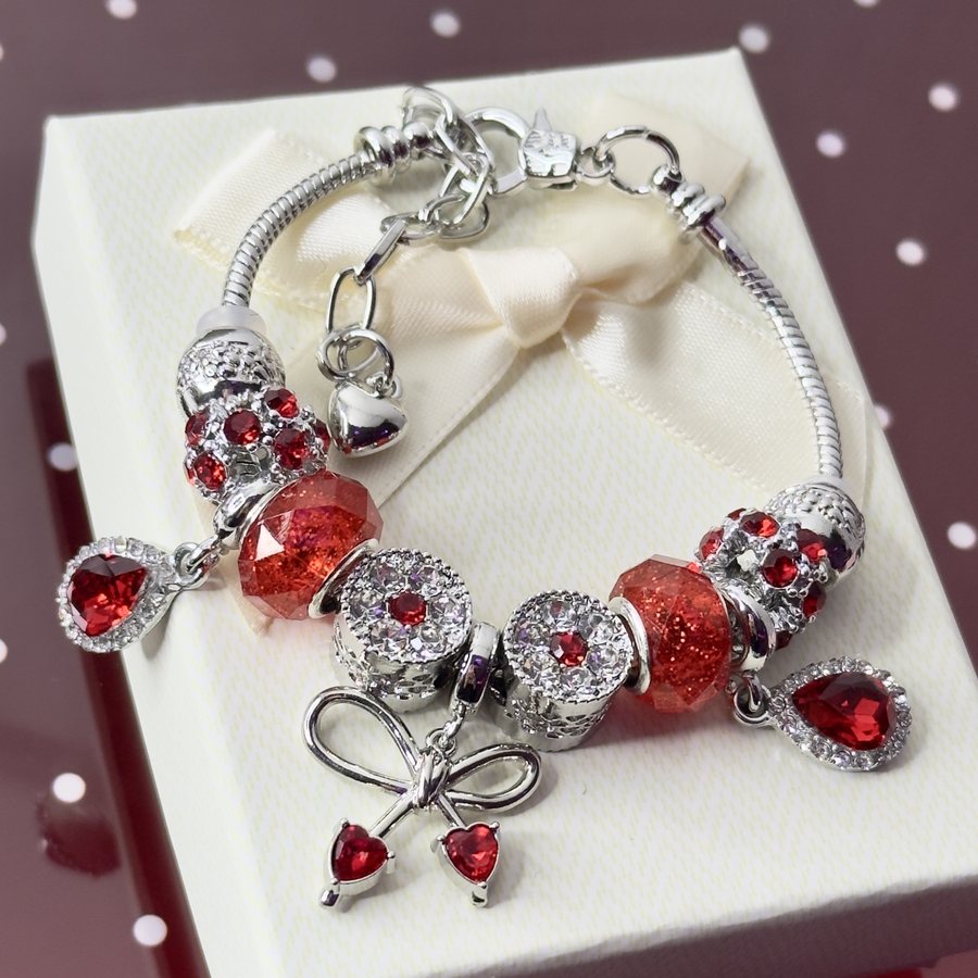 Pulsera Lazo Rubí: cristales rubí, gotas brillantes y un lazo con cerezas