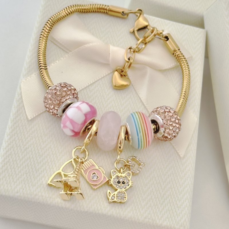 Pulsera Rosa Dulce: cuarzo rosa, cuentas arcoíris y un gatito brillante