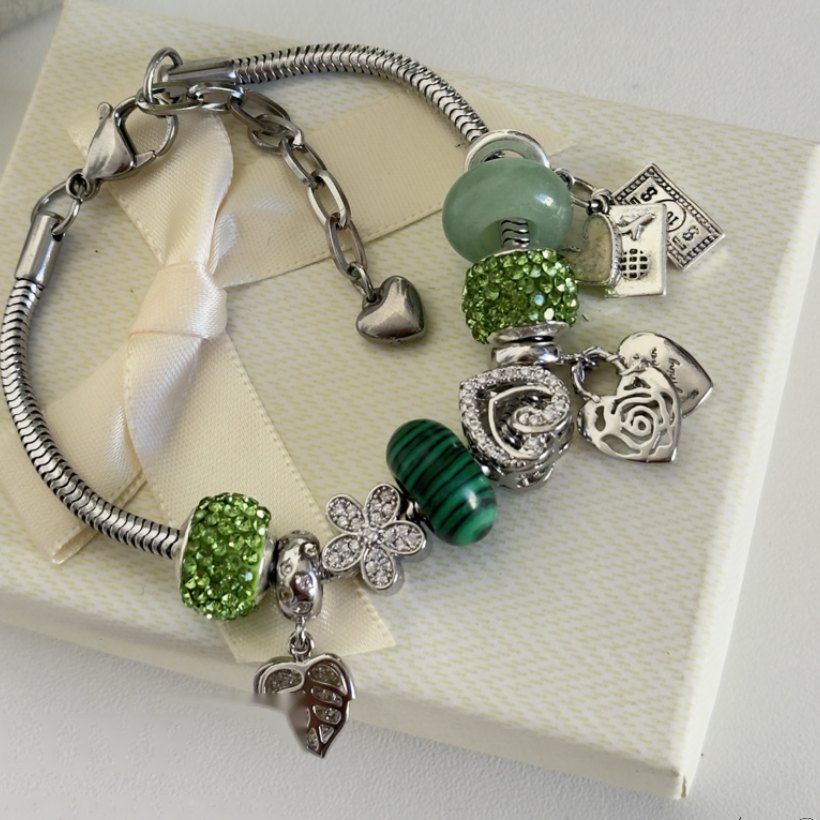 Pulsera Verde Jardín: aventurina, malaquita y charms de rosa, flor y hoja
